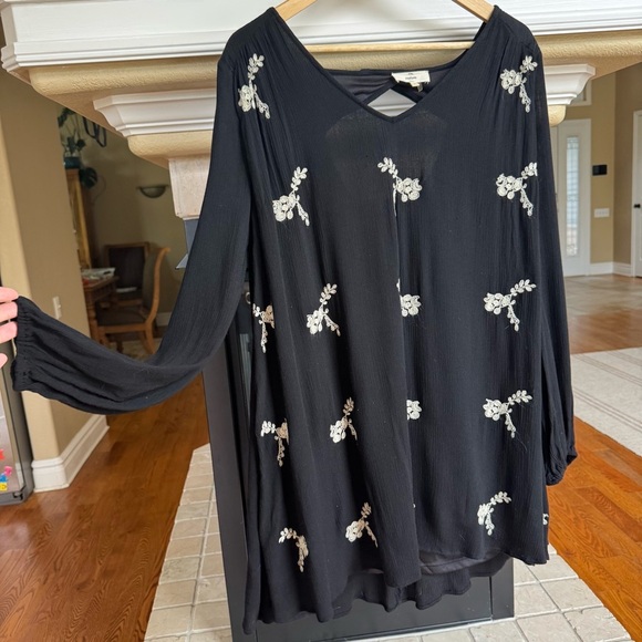entro Dresses & Skirts - Entro Black Long Sleeve Flowy Dress with White Embroidery Size L